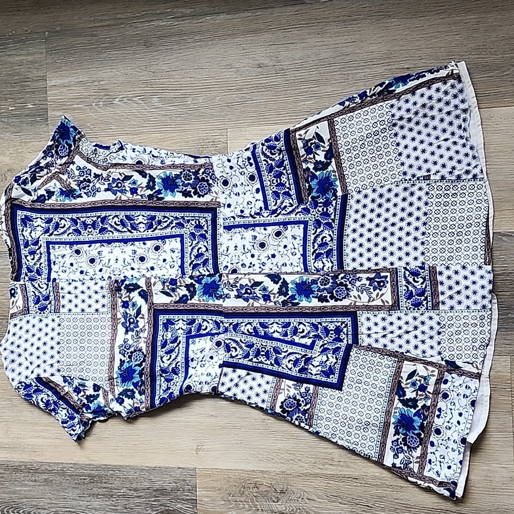 Elegant Blue and White Patterned Dress - Picture 11 of 13